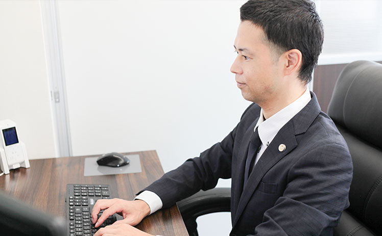 法律文書を作成する別府弁護士