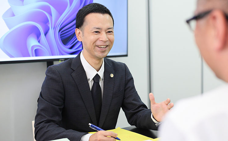 法律相談をする四元弁護士