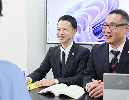 法律相談をする別府弁護士