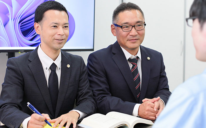 法律相談を行う別府弁護士と四元弁護士